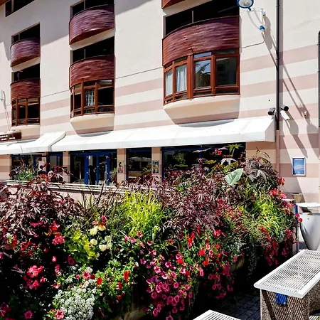 4 Pieces Avec Balcon, Internet, Parking Au Centre De - Fr-1-512-138 Apartment Brides-les-Bains