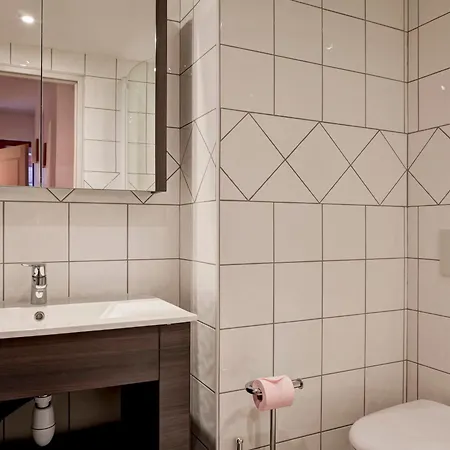 4 Pieces Avec Balcon, Internet, Parking Au Centre De - Fr-1-512-138 Apartment Brides-les-Bains