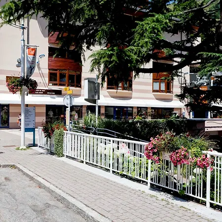 Appartement 4 Pieces Avec Balcon, Internet, Parking Au Centre De - Fr-1-512-138 *